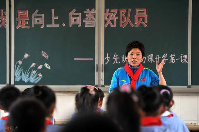胸大美女露胸
